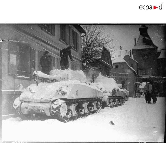Des chars de la 2e DB (Division blindée) stationnés à Rosheim (Bas-Rhin) (20 km sud-ouest de Strasbourg) s'apprêtent à monter en ligne, 25 janvier 1945 [description provisoire]