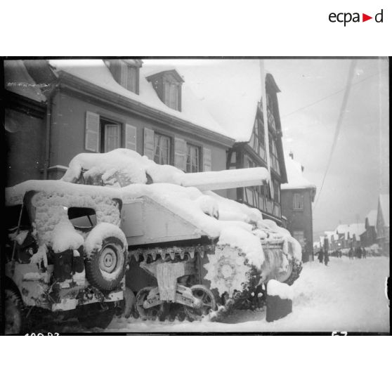 Des chars de la 2e DB (Division blindée) stationnés à Rosheim (Bas-Rhin) (20 km sud-ouest de Strasbourg) s'apprêtent à monter en ligne, 25 janvier 1945 [description provisoire]