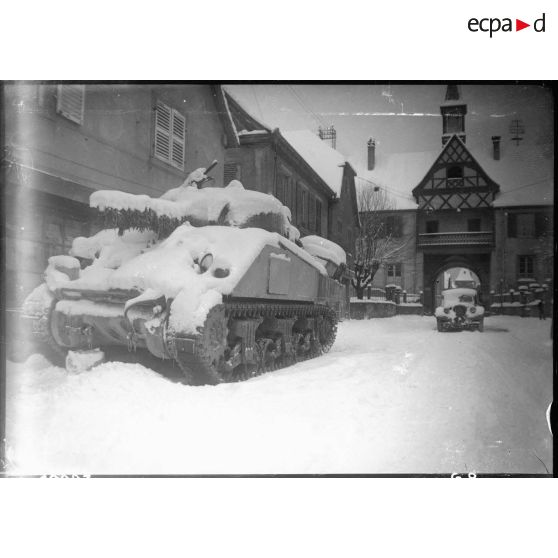 Des chars de la 2e DB (Division blindée) stationnés à Rosheim (Bas-Rhin) (20 km sud-ouest de Strasbourg) s'apprêtent à monter en ligne, 25 janvier 1945 [description provisoire]