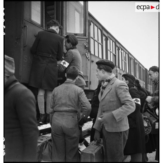 Evacuation par train de la population civile en gare de Saujon.