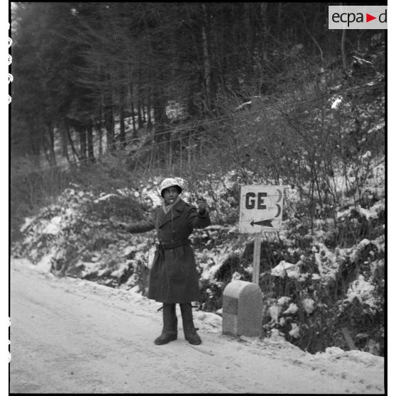 Planton du 3e groupe d'exploitation d'intendance (3e GEI) de la 3e division d'infanterie algérienne (3e DIA) dans le camp de concentration du Struthof.