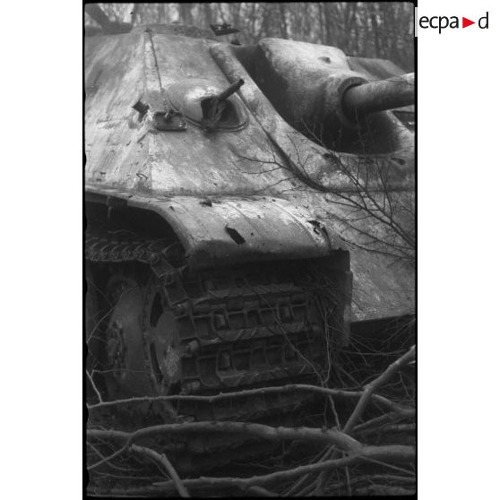 Sur la route de Wolfgantzen (Haut-Rhin) (8 km est de Colmar), un chasseur de char Jagdpanther dans les bois. [description provisoire]