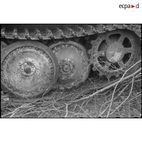 Sur la route de Wolfgantzen (Haut-Rhin) (8 km est de Colmar), un chasseur de char Jagdpanther dans les bois. [description provisoire]