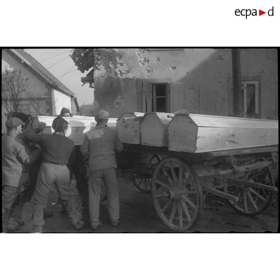 Mise en bière de soldats allemands par les villageois.de Marckolsheim. [description provisoire]