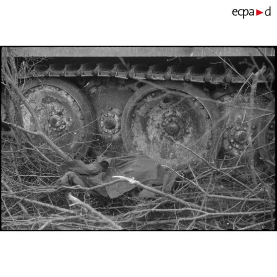 Sur la route de Wolfgantzen (Haut-Rhin) (8 km est de Colmar), un chasseur de char Jagdpanther dans les bois. [description provisoire]