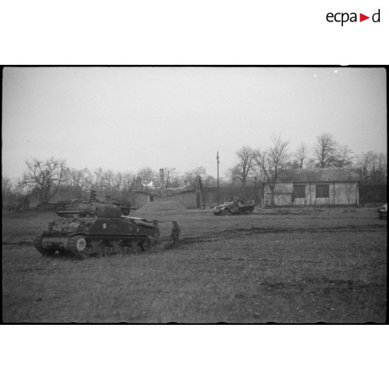 Perte d'un char Sherman sur la route de Sand à Obenheim (Bas-Rhin). [description provisoire]