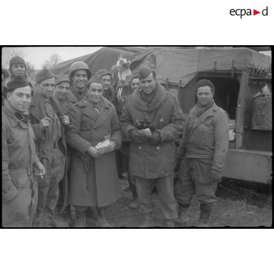 Equipage d'un obusier de 105 mm de la 2e DB (Division blindée). Leur commandant Pulicain du 1er bataillon du 3e RAC (Régiment d'artillerie coloniale). [description provisoire]