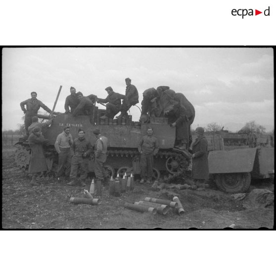 Equipage d'un obusier de 105 mm de la 2e DB (Division blindée). [description provisoire]