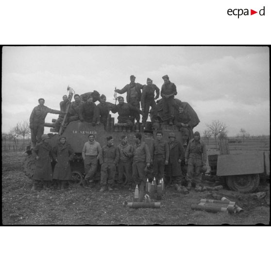 Equipage d'un obusier de 105 mm de la 2e DB (Division blindée). [description provisoire]