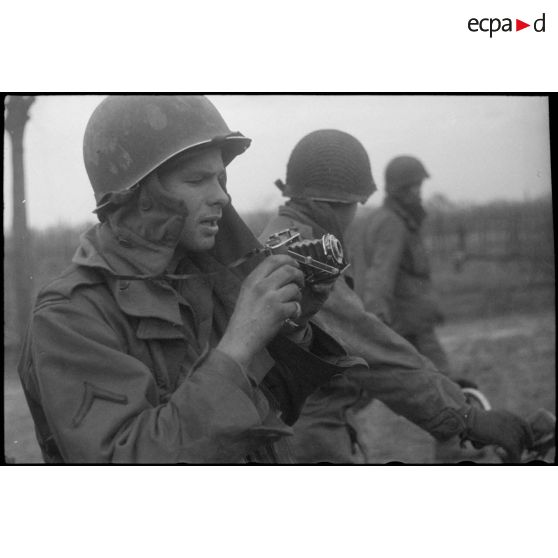 Soldat de 1re classe américain avec son appareil photo Kodak pocket. [description provisoire]