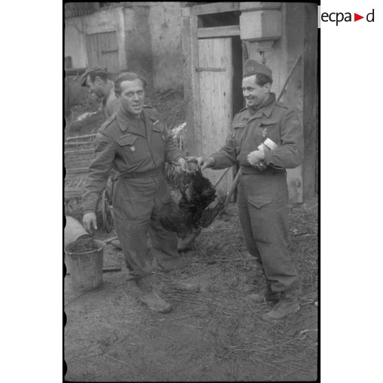 Deux reporters de guerre français en tenue britannique. [description provisoire]