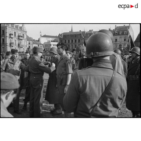 Bataille d'Alsace : Cérémonie célébrant la libération de Colmar. (7/13) [description provisoire]