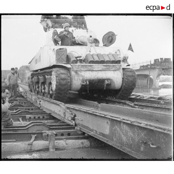 Franchissement de l'Ill à Sand par le GTL, 31 janvier 1945. [description provisoire]
