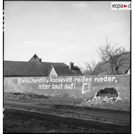 Inscription de propagande nazie apposée par les Boches avant leur départ. [description provisoire]