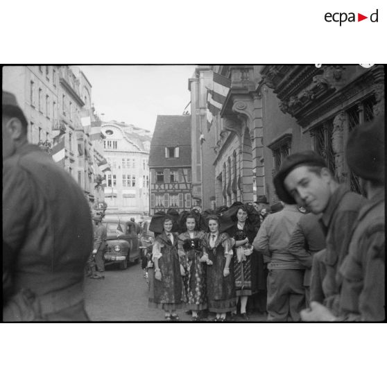 Mulhouse, 10 février 1945. La population enthousiaste. Les jeunes femmes en costume alsacien. [description provisoire]