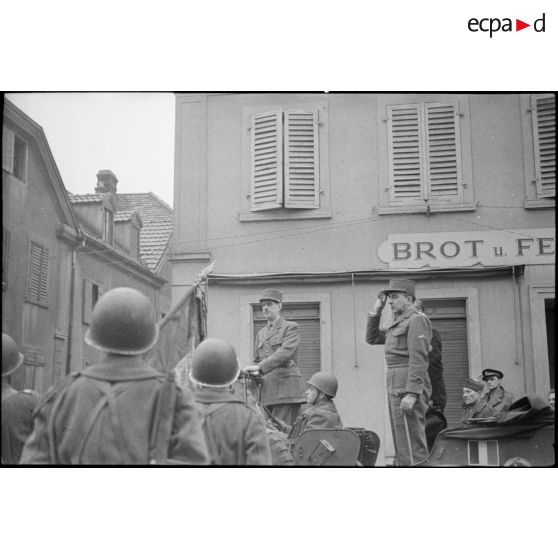 Le général de Gaulle et le général de Lattre de Tassigny à Mulhouse. [description provisoire]