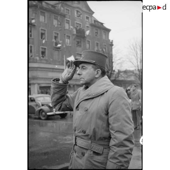 Le général de Lattre de Tassigny à Mulhouse. [description provisoire]