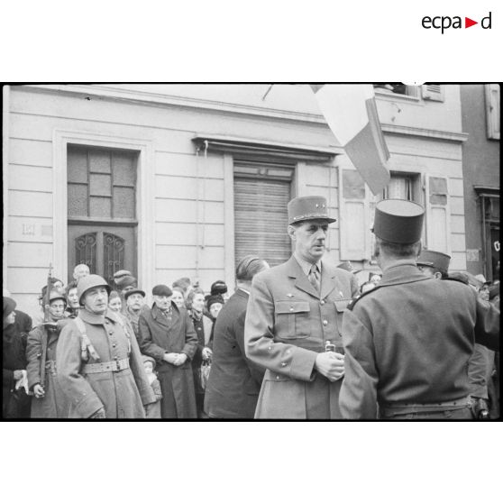 Le général de Gaulle et le général de Lattre de Tassigny à Mulhouse. [description provisoire]