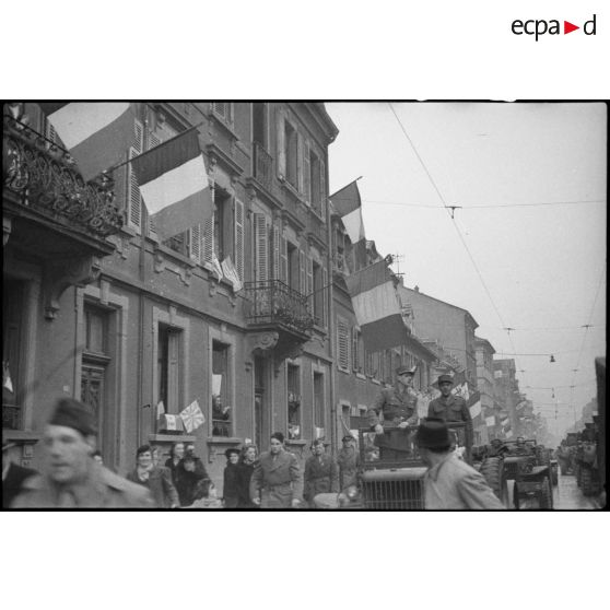 Le général de Gaulle et le général de Lattre de Tassigny à Mulhouse. [description provisoire]