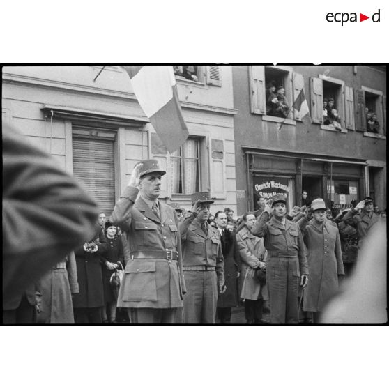 Le général de Gaulle et le général de Lattre de Tassigny à Mulhouse. Passage des troupes en revue. [description provisoire]