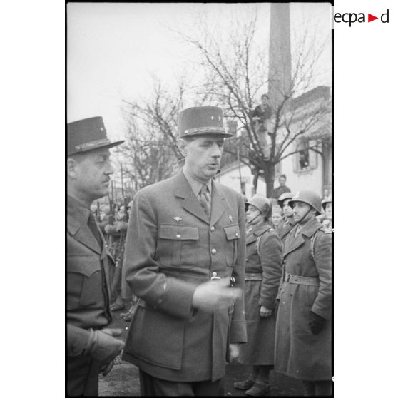 Le général de Gaulle à Mulhouse. Passage des troupes en revue. [description provisoire]