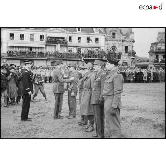 Le général de Gaulle fait grand-croix de la Légion d'honneur le général d'armée Jean de Lattre de Tassigny à Colmar. [description provisoire]