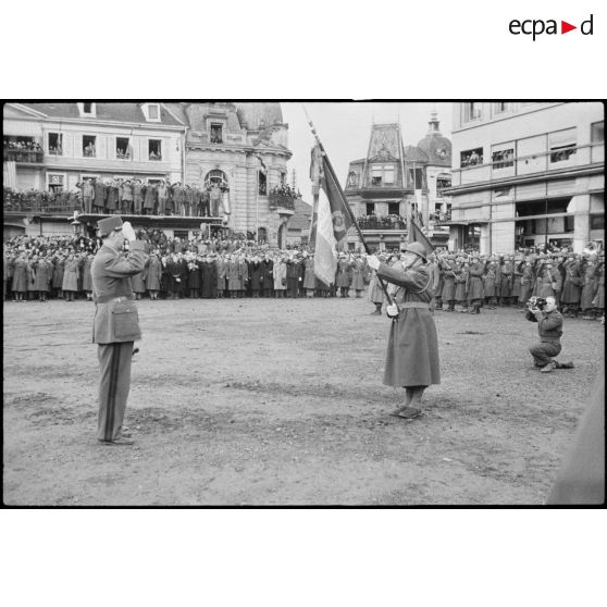 Le général de Gaulle remet le drapeau du 152e régiment d'infanterie (152e RI) à Colmar. [description provisoire]