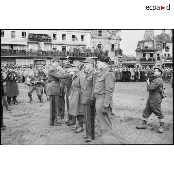 Le général de Gaulle remet la cravate de commandeur de la Légion d'honneur à un général américain à Colmar. [description provisoire]