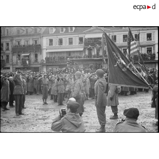 Le général de Gaulle salue les drapeaux français et américain à Colmar. [description provisoire]