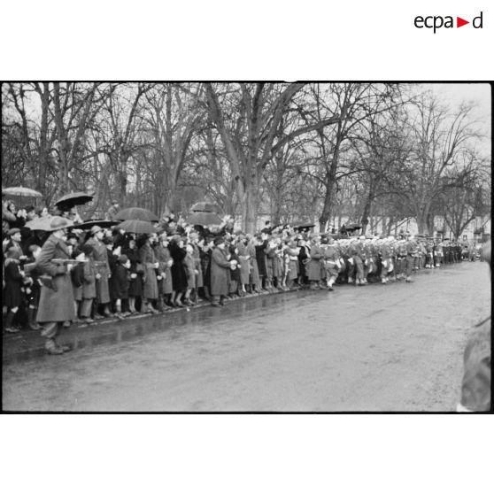 Foule venue assister à la cérémonie célébrant la libération de la ville de Colmar, présidée par le général de Gaulle. [description provisoire]