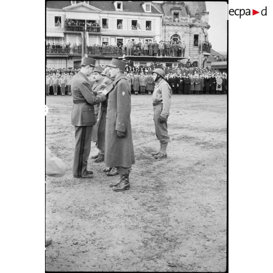 Le général de Gaulle décore des généraux à Colmar. [description provisoire]