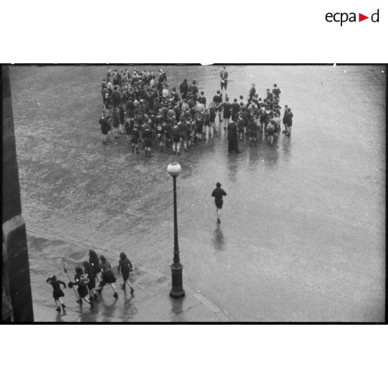 Groupe de scouts à Paris. [description provisoire]