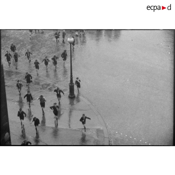 Groupe de scouts à Paris. [description provisoire]