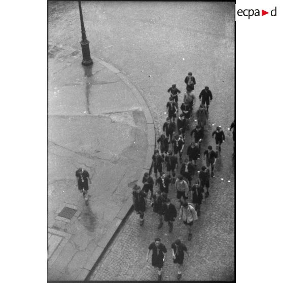 Groupe de scouts à Paris. [description provisoire]