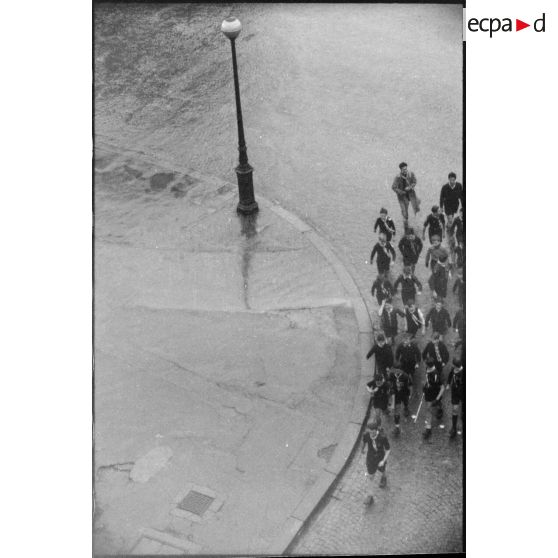 Groupe de scouts à Paris. [description provisoire]