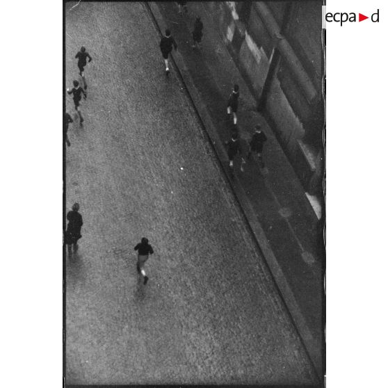 Groupe de scouts à Paris. [description provisoire]