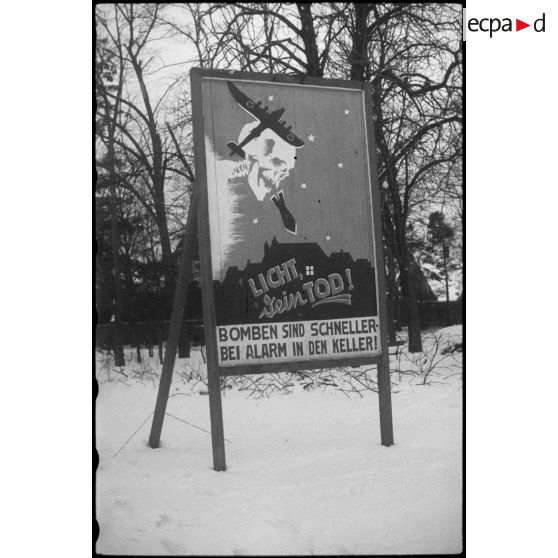 Affiche recommandant de descendre aux abris en cas de bombardement aérien allié dans une commune d'Alsace.