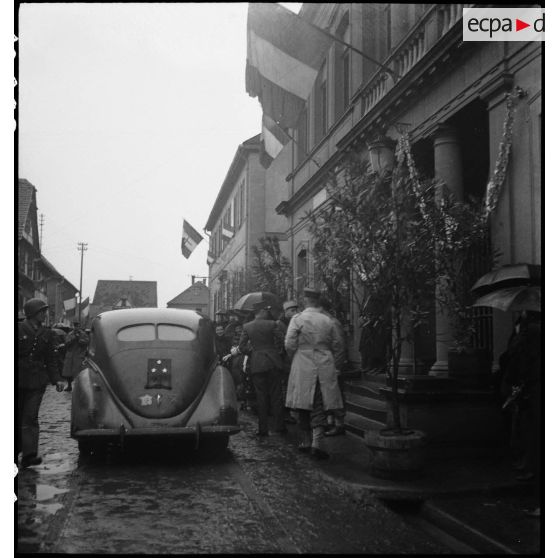 Le général de division Leclerc, commandant la 2e division blindée (2e DB), arrive à la mairie de Geispolsheim.