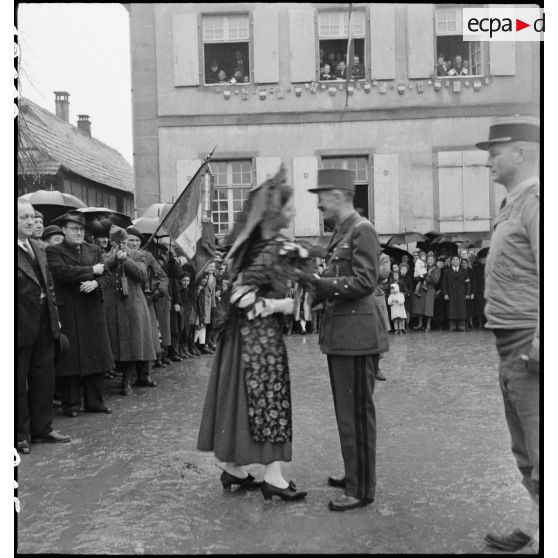 Cérémonie de la 2e division blindée (2e DB) sur la place de l'église de Geispolsheim.