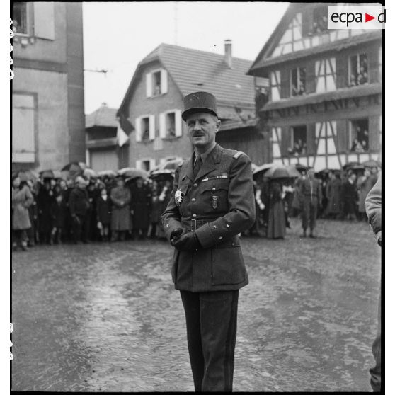 Cérémonie de la 2e division blindée (2e DB) sur la place de l'église de Geispolsheim.