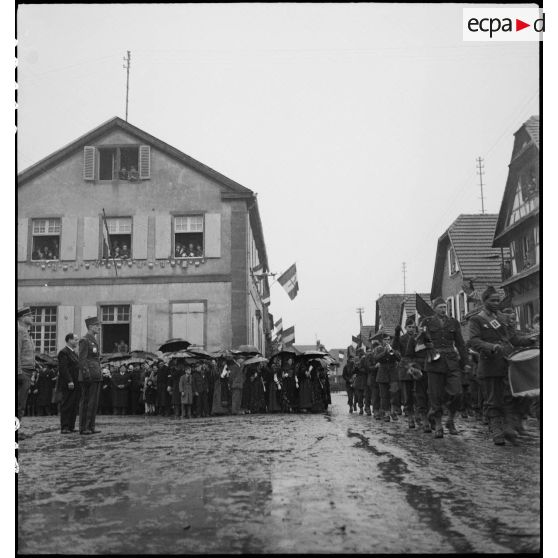 Cérémonie de la 2e division blindée (2e DB) sur la place de l'église de Geispolsheim.