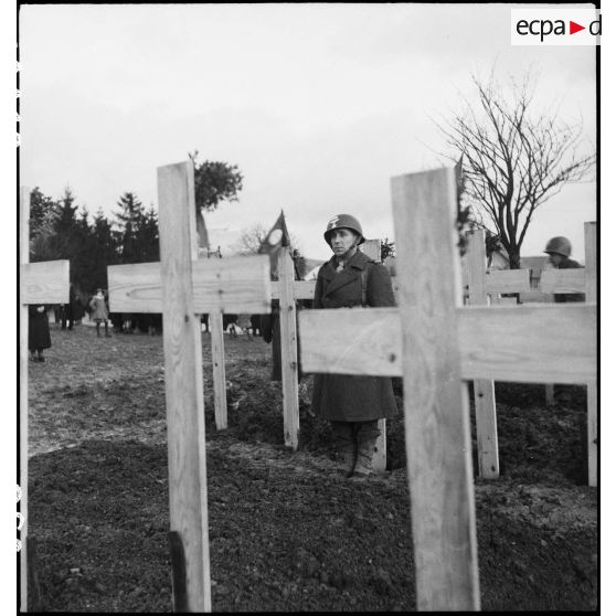 Un lieutenant se recueille à l'issue d'une cérémonie d'hommage aux morts du 1er régiment de chasseurs parachutistes (1er RCP) au cimetière de Bergheim.