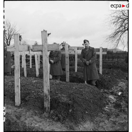 Un commandant se recueille à l'issue d'une cérémonie d'hommage aux morts du 1er régiment de chasseurs parachutistes (1er RCP) au cimetière de Bergheim.