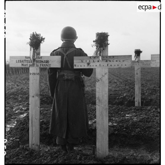 Un capitaine se recueille à l'issue d'une cérémonie d'hommage aux morts du 1er régiment de chasseurs parachutistes (1er RCP) au cimetière de Bergheim.