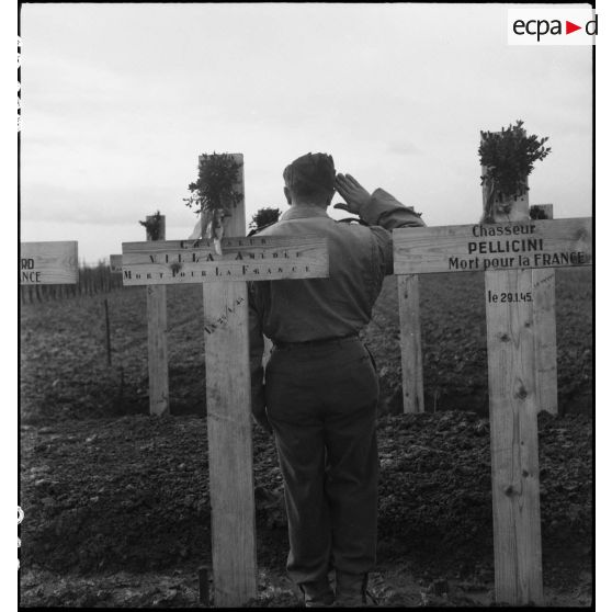 Un officier se recueille à l'issue d'une cérémonie d'hommage aux morts du 1er régiment de chasseurs parachutistes (1er RCP) au cimetière de Bergheim.