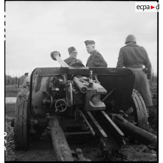 Cérémonie d'hommage aux morts du 1er régiment de chasseurs parachutistes (1er RCP) au cimetière de Bergheim.