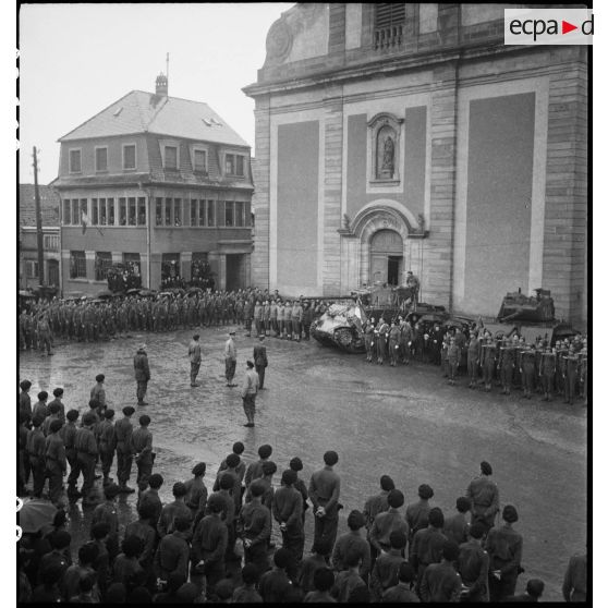 Cérémonie de la 2e division blindée (2e DB) rassemblant le 501e régiment de chars de combat (501e RCC) sur la place de l'église de Geispolsheim
