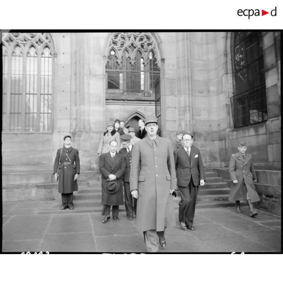 Le général de Gaulle, en visite à Strasbourg, sort de la cathédrale Notre-Dame où il vient d'assister à une messe.