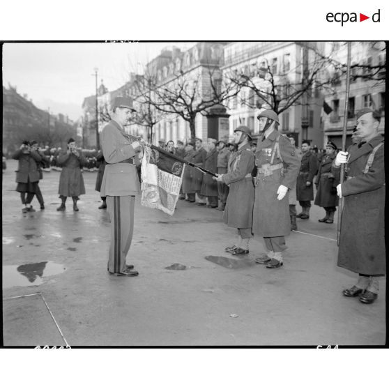 Au cours d'une cérémonie à Strasbourg, le général de Gaulle décore l'étendard du 3e régiment de spahis algériens de reconnaissance (3e RSAR).