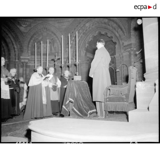 Le général de Gaulle en visite à Strasboug assiste à une messe en la cathédrale Notre-Dame.<br>r